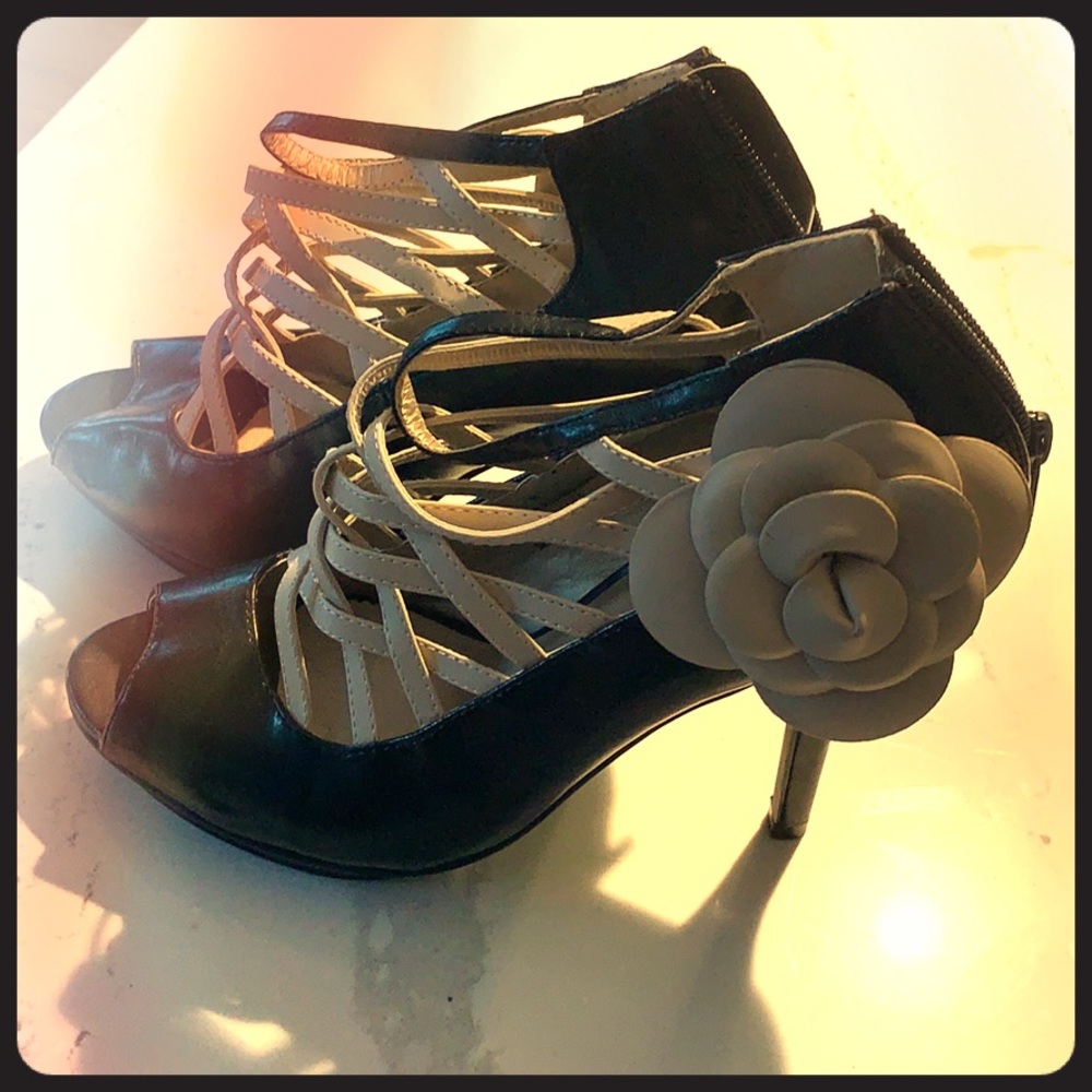 Ladies size 8 black cute 4 inch heels